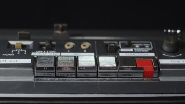 손가락 오래 된 빈티지 카세트 녹음기에 몇 개의 버튼을 누른다: 재생, 리프 닝, 빠르게 앞으로, 정지, 리셋 — 비디오