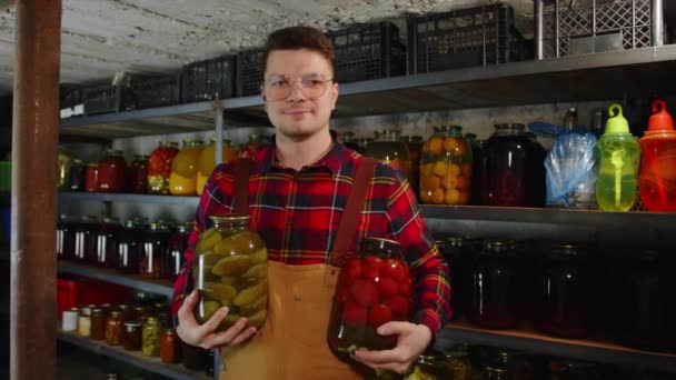 Szczęśliwy rolnik trzymający świeże organiczne warzywa w słoikach. Piwnica z jedzeniem zbliżenie — Wideo stockowe