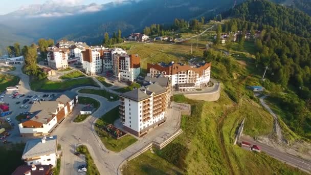 Chalet-Dorf in einem Sommer-Bergresort. Luxushotels hoch in den Bergen — Stockvideo