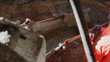 İnşaat alanında beton döken bir işçi. Beton boşaltılıyor - kapat