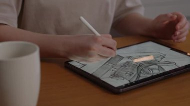 Kız ressam tablete rastgele bir oyun için binaların projesini çiziyor