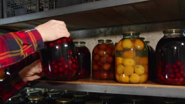 Manliga händer lägger en burk med läcker röd körsbärsjuice som görs hemma. Vegetarisk körsbärskompott — Stockvideo
