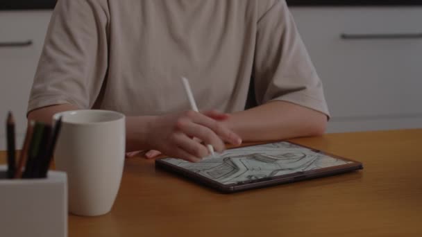 Närbild av en flickas händer som arbetar med en penna på en tablett. Digital konstnär ritar en skiss — Stockvideo
