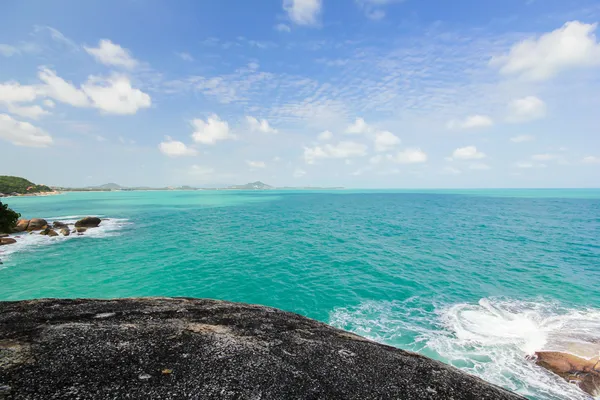 Vagues brisant un rocher — Photo