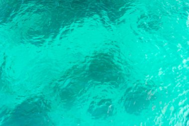 kristal berraklığında su turkuaz