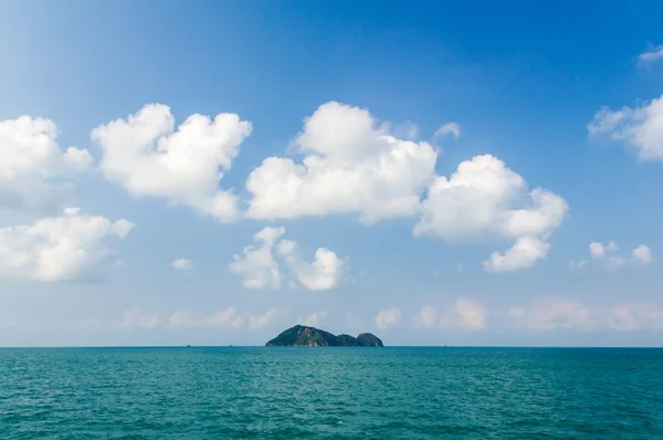 Liten ö i havet — Stockfoto