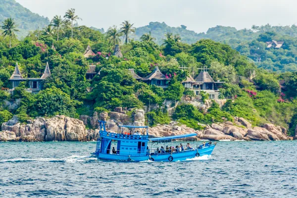 旅游巡航船在海面上 — 图库照片