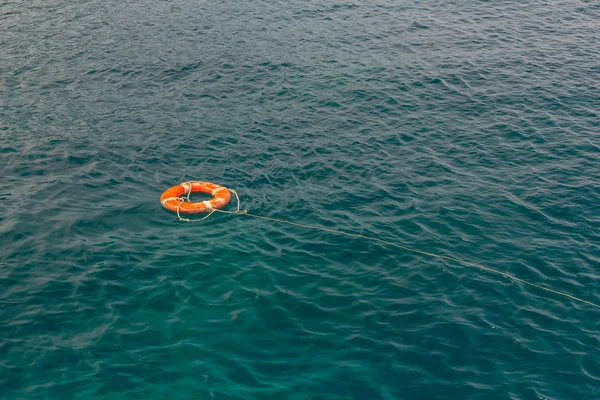 Красный спасательный буй в воде — стоковое фото