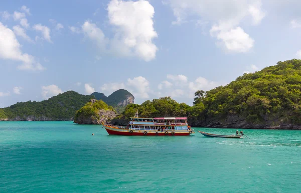 Un barco turístico en el parque nacional Ang Thong, Tailandia — Foto de Stock