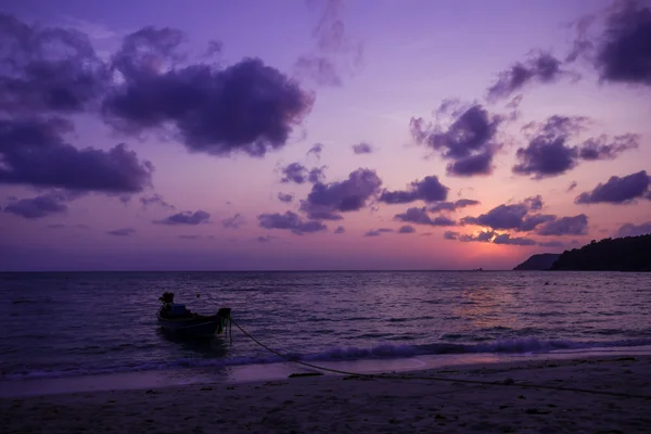 Silhouetted of boat during sunrise — Stock Photo, Image