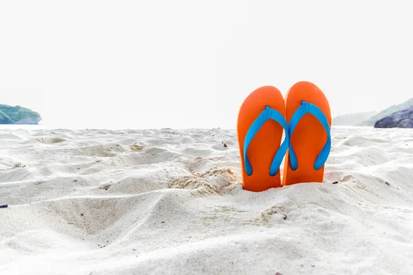 Flip-flop on the beach — Stock Photo, Image