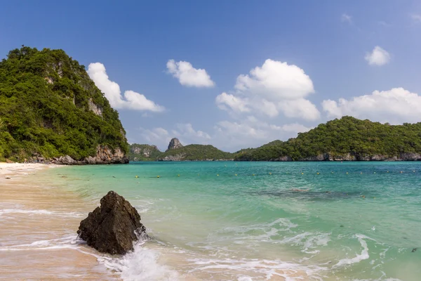 Wellen auf Sand und Felsen. — Stockfoto