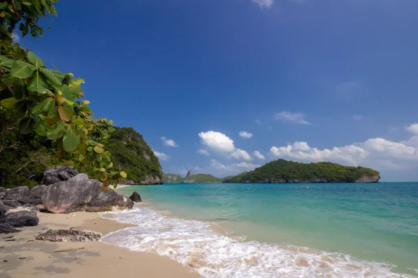 Våg plask bryter på stranden med havet skum — Stockfoto