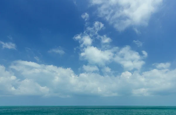 Морской пейзаж на берегу океана — стоковое фото
