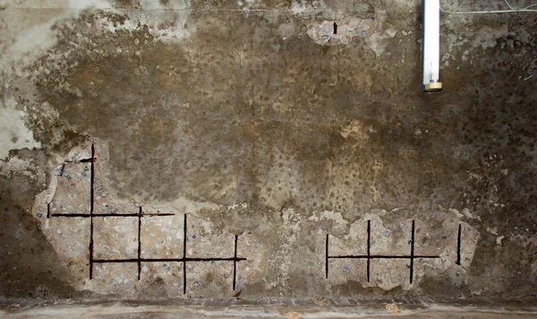 Закрытие ржавых металлических стержней внутри бетона Стоковое Изображение