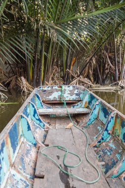 kanaldaki küçük sandal