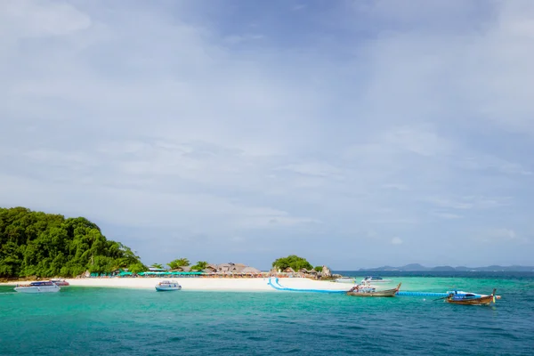 Красивый пляж на острове Кай Най (Koh Kai Nai) — стоковое фото