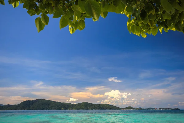 Vakre strand, sky og hav – stockfoto