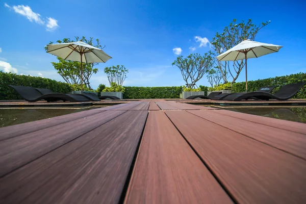 Sedia da spiaggia e cielo — Foto Stock