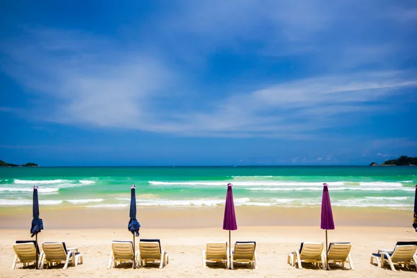 Cadeiras de praia na praia de areia — Fotografia de Stock