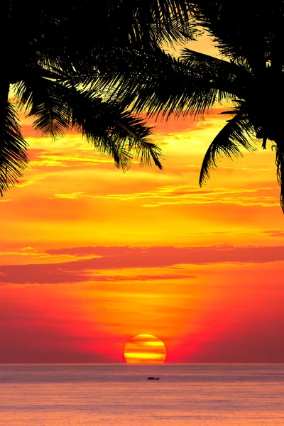美丽的日落，上面的海巴东、 普吉岛、 泰国 — 图库照片
