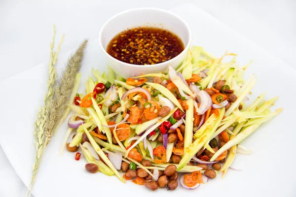 Тайский салат из манго — стоковое фото