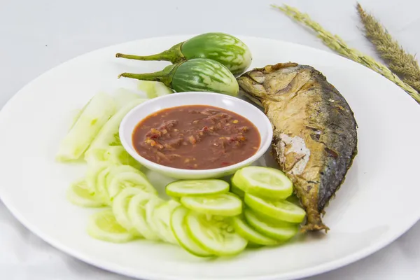 Peixe-cavala frito em comida tailandesa — Fotografia de Stock