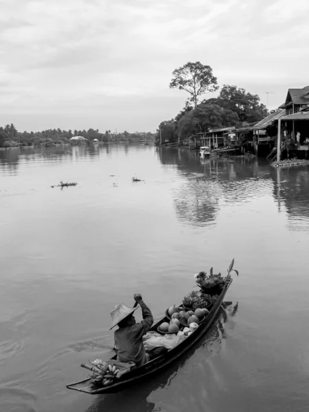 Woman row the boat — Stock Photo, Image