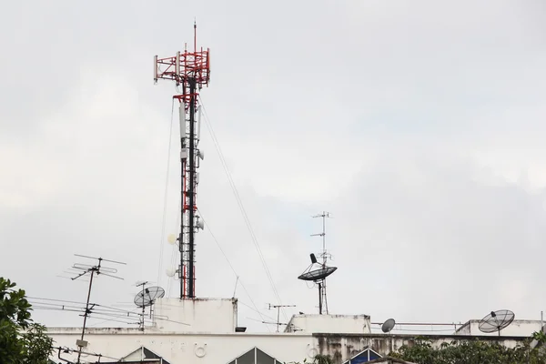 Telecommunications tower and Satellite — Stock Photo, Image