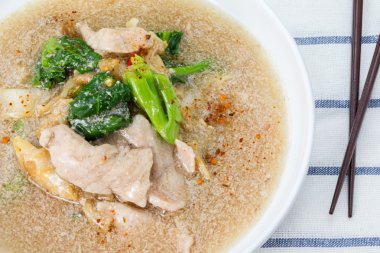 Kızarmış noodle pork ile