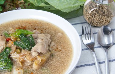 Kızarmış noodle pork ile