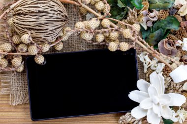 tablet bilgisayar (tablet pc) ve kuru çiçekler