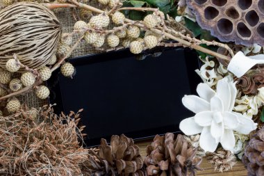 tablet bilgisayar (tablet pc) ve kuru çiçekler