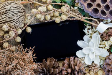 tablet bilgisayar (tablet pc) ve kuru çiçekler