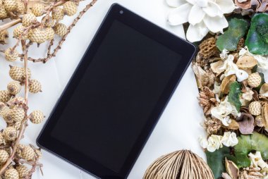 tablet bilgisayar (tablet pc) ve kuru çiçekler