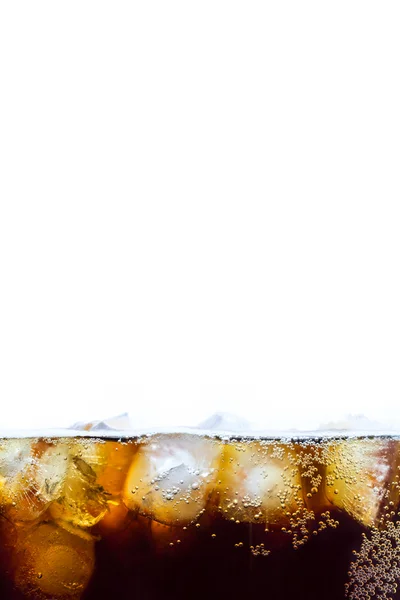 Cola med isbitar — Stockfoto