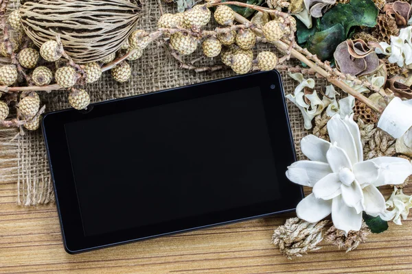 Tablet-Computer (Tablet-PC) und trockene Blumen — Stockfoto