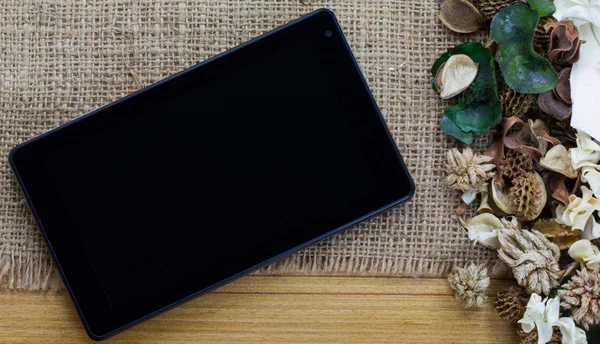 Tablet computador (tablet pc) e flores secas — Fotografia de Stock