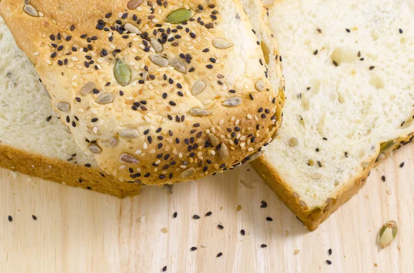 Whole wheat bread — Stock Photo, Image