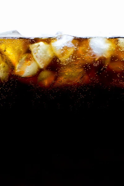 Cola com cubos de gelo — Fotografia de Stock