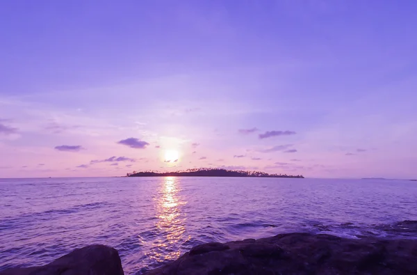 Pôr do sol sobre ilha — Fotografia de Stock