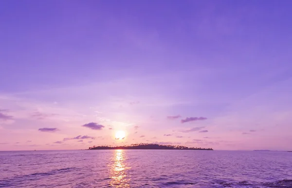 Pôr do sol sobre ilha — Fotografia de Stock