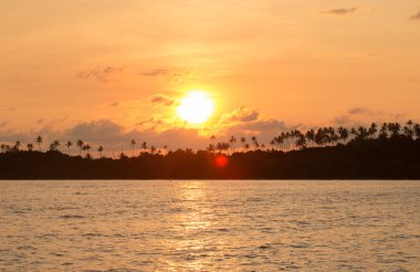 Denizin üzerinde gün batımı