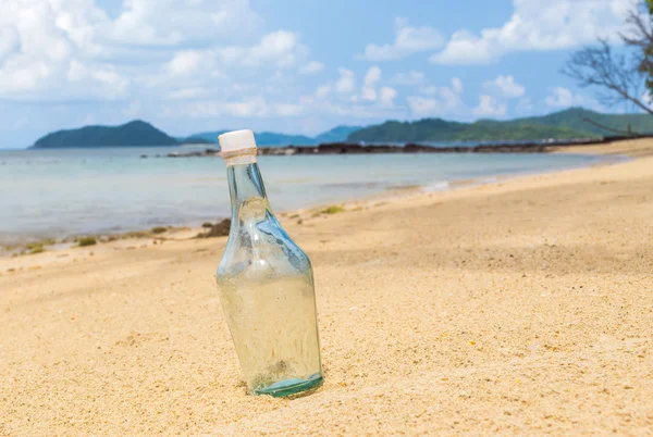 Pustych butelek na plaży — Zdjęcie stockowe