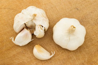 ahşap zemin üzerine sarımsak