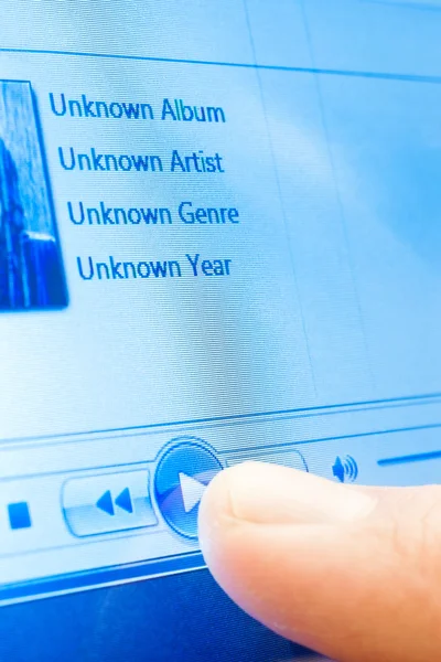 Afspelen van muziek op touchscreen — Stockfoto