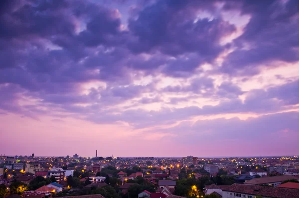 Nuvens e cidade após o pôr do sol — Fotografia de Stock