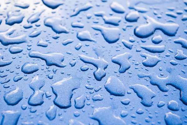 Wassertropfen auf blau — Stockfoto