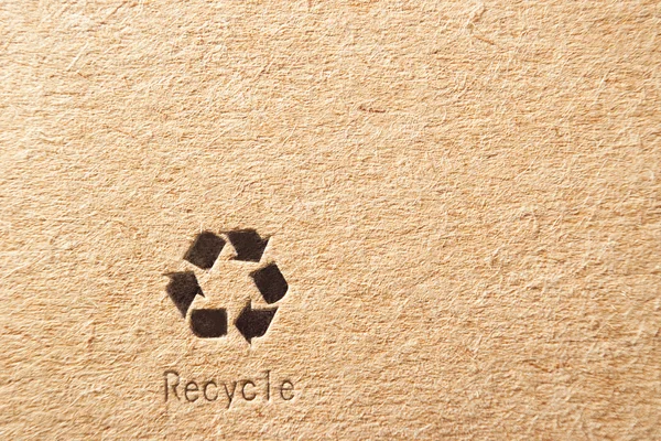 Cartón con símbolo de reciclaje —  Fotos de Stock