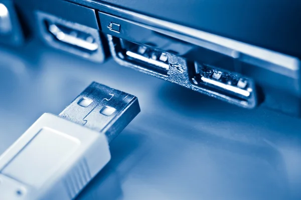 USB-stekker in de buurt van laptop — Stockfoto